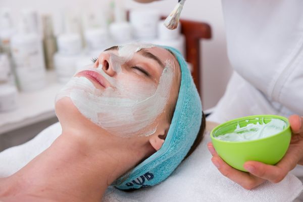 Choisir des soins cosmétiques pour un visage éclatant